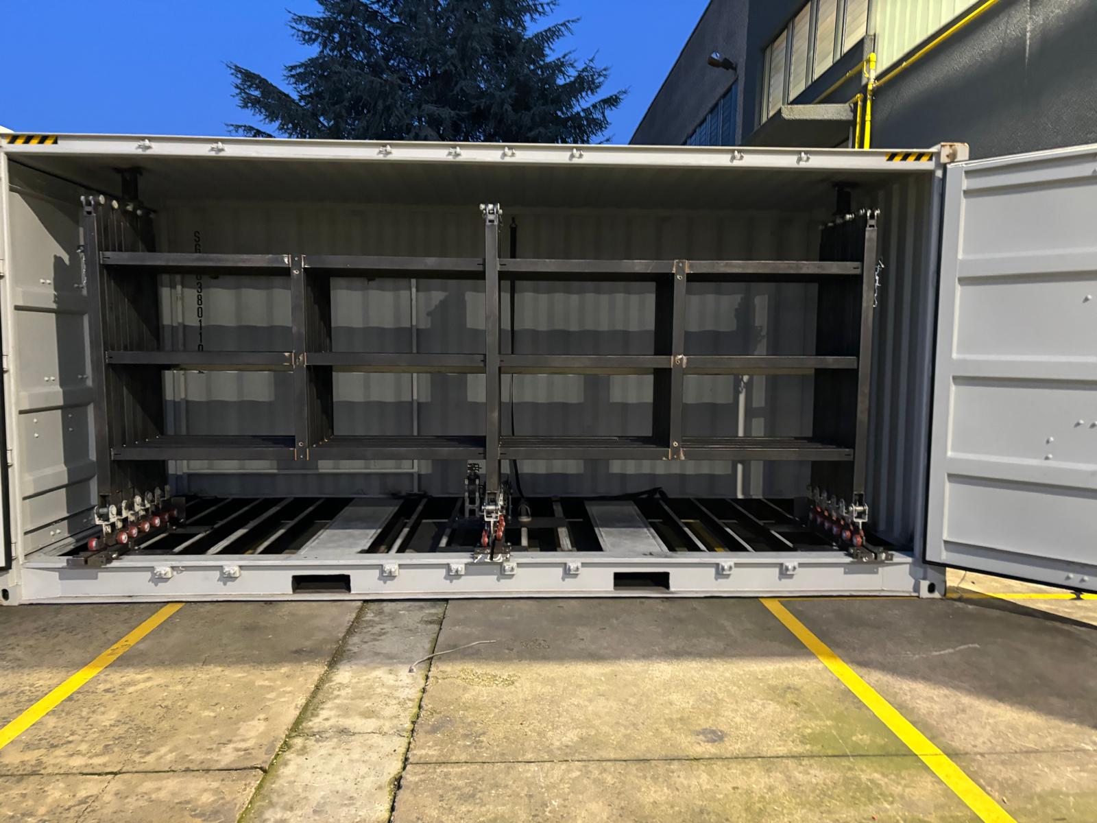 Sun in a Box — container aperto, meccanismo pannelli visibile